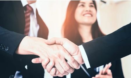 memberikan ucapan selamat atas promosi jabatan